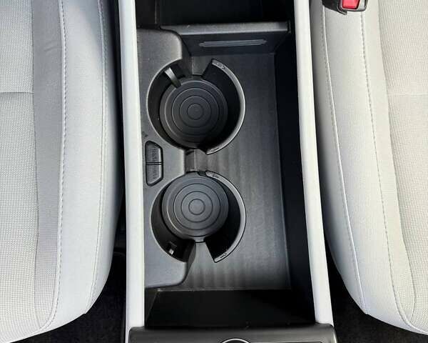 Серый Хендай Kona Electric, объемом двигателя 0 л и пробегом 4 тыс. км за 24999 $, фото 92 на Automoto.ua