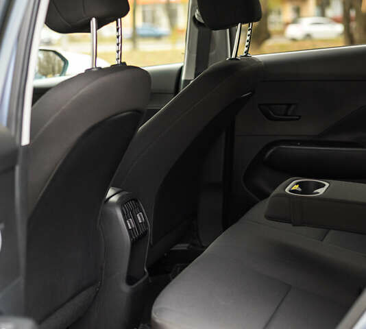 Серый Хендай Kona Electric, объемом двигателя 0 л и пробегом 25 тыс. км за 22700 $, фото 27 на Automoto.ua