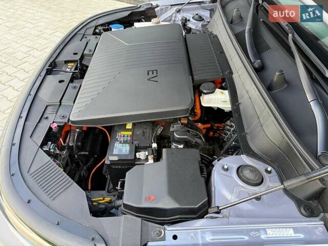Серый Хендай Kona Electric, объемом двигателя 0 л и пробегом 4 тыс. км за 24999 $, фото 151 на Automoto.ua
