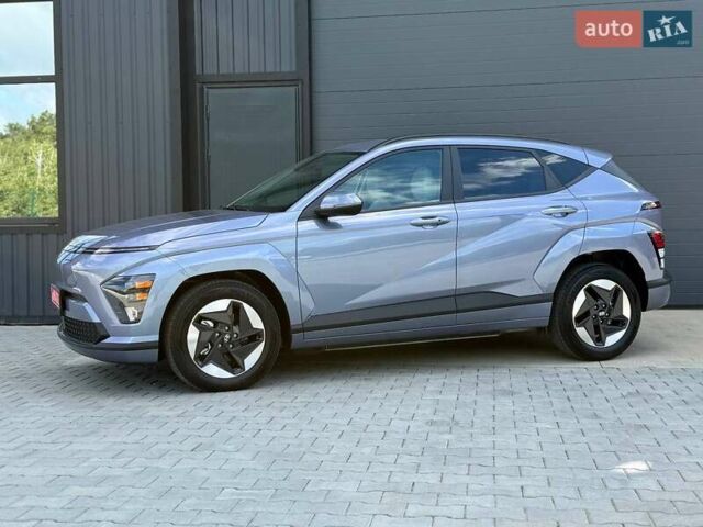 Серый Хендай Kona Electric, объемом двигателя 0 л и пробегом 4 тыс. км за 24999 $, фото 156 на Automoto.ua
