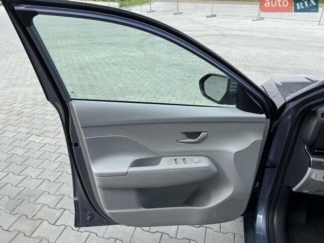 Серый Хендай Kona Electric, объемом двигателя 0 л и пробегом 4 тыс. км за 24999 $, фото 106 на Automoto.ua