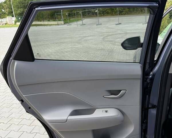 Серый Хендай Kona Electric, объемом двигателя 0 л и пробегом 4 тыс. км за 24999 $, фото 95 на Automoto.ua