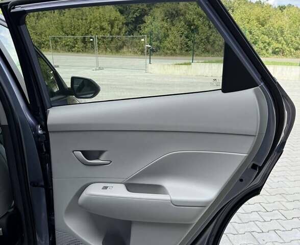 Серый Хендай Kona Electric, объемом двигателя 0 л и пробегом 4 тыс. км за 24999 $, фото 69 на Automoto.ua