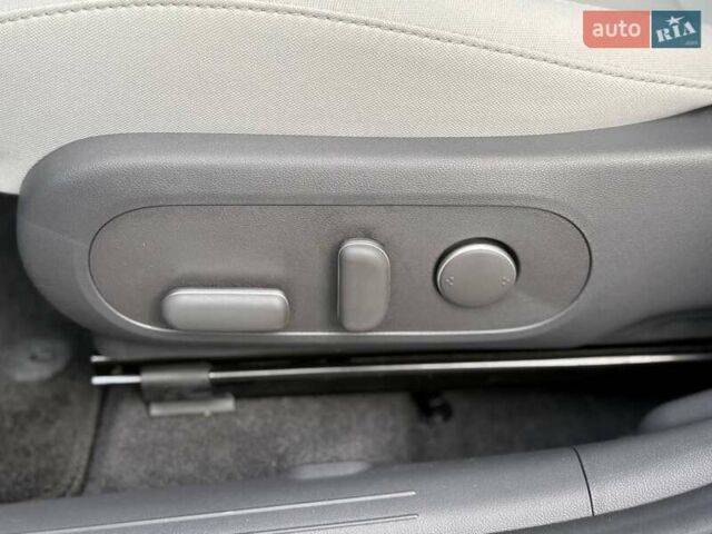 Серый Хендай Kona Electric, объемом двигателя 0 л и пробегом 4 тыс. км за 24999 $, фото 111 на Automoto.ua