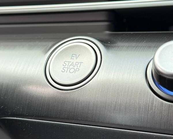 Серый Хендай Kona Electric, объемом двигателя 0 л и пробегом 4 тыс. км за 24999 $, фото 128 на Automoto.ua