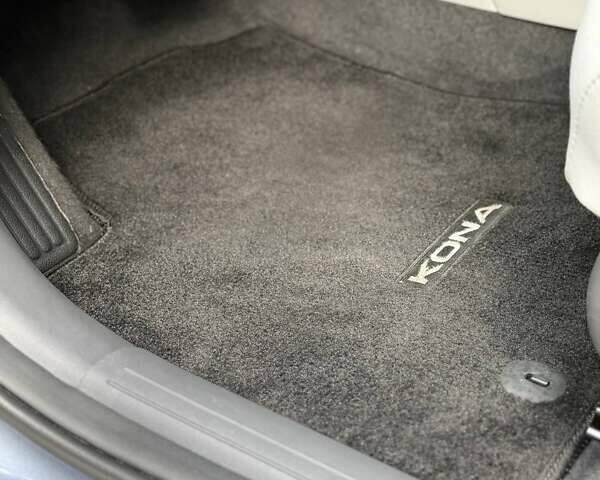 Серый Хендай Kona Electric, объемом двигателя 0 л и пробегом 4 тыс. км за 24999 $, фото 115 на Automoto.ua