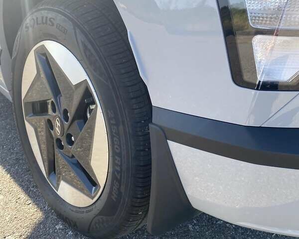 Сірий Хендай Kona Electric, об'ємом двигуна 0 л та пробігом 7 тис. км за 24499 $, фото 6 на Automoto.ua