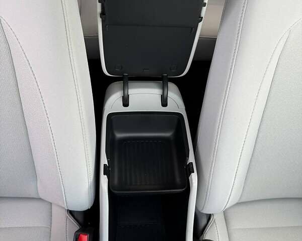 Серый Хендай Kona Electric, объемом двигателя 0 л и пробегом 4 тыс. км за 24999 $, фото 87 на Automoto.ua