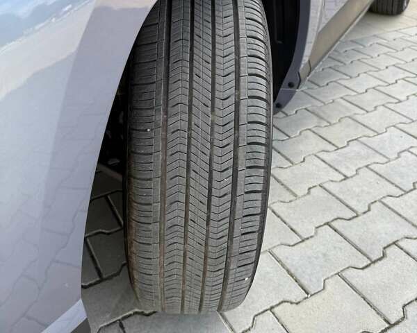 Серый Хендай Kona Electric, объемом двигателя 0 л и пробегом 4 тыс. км за 24999 $, фото 163 на Automoto.ua