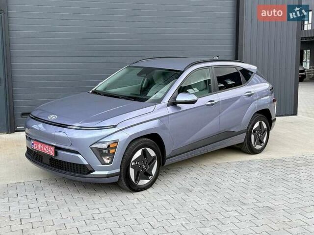 Серый Хендай Kona Electric, объемом двигателя 0 л и пробегом 4 тыс. км за 24999 $, фото 2 на Automoto.ua