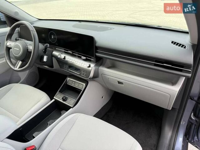 Серый Хендай Kona Electric, объемом двигателя 0 л и пробегом 4 тыс. км за 24999 $, фото 85 на Automoto.ua