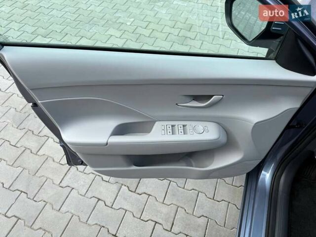 Серый Хендай Kona Electric, объемом двигателя 0 л и пробегом 4 тыс. км за 24999 $, фото 105 на Automoto.ua