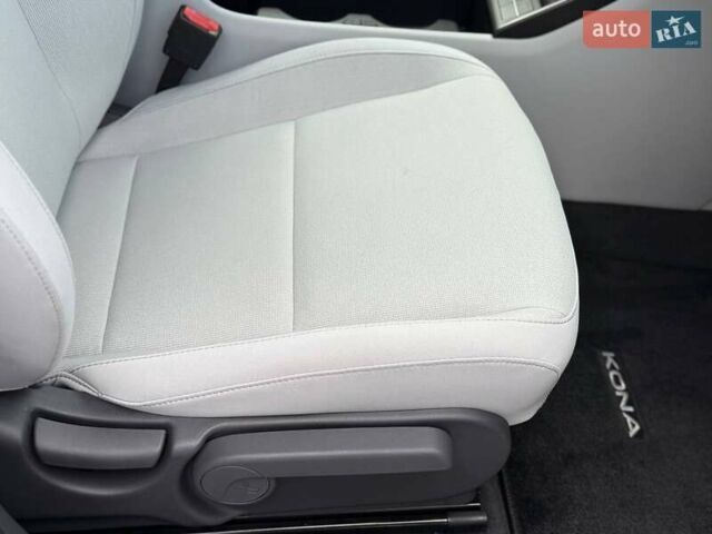 Серый Хендай Kona Electric, объемом двигателя 0 л и пробегом 4 тыс. км за 24999 $, фото 86 на Automoto.ua