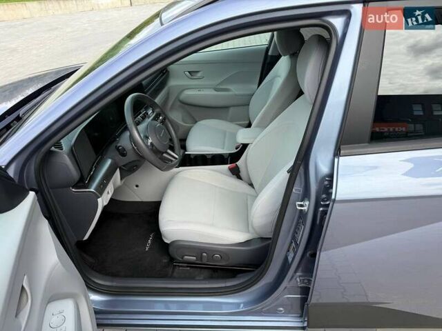 Серый Хендай Kona Electric, объемом двигателя 0 л и пробегом 4 тыс. км за 24999 $, фото 109 на Automoto.ua