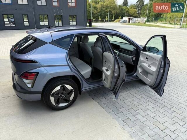 Серый Хендай Kona Electric, объемом двигателя 0 л и пробегом 4 тыс. км за 24999 $, фото 9 на Automoto.ua