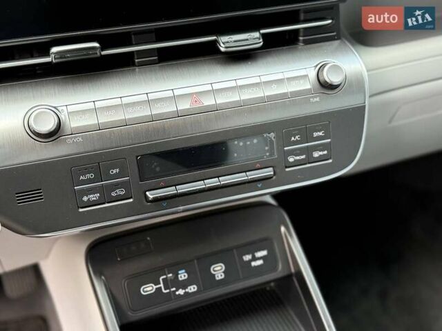 Серый Хендай Kona Electric, объемом двигателя 0 л и пробегом 4 тыс. км за 24999 $, фото 125 на Automoto.ua