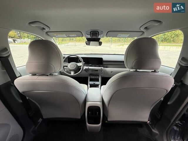 Серый Хендай Kona Electric, объемом двигателя 0 л и пробегом 4 тыс. км за 24999 $, фото 76 на Automoto.ua