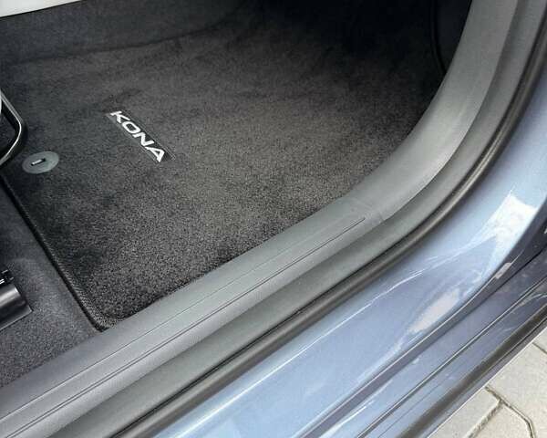 Серый Хендай Kona Electric, объемом двигателя 0 л и пробегом 4 тыс. км за 24999 $, фото 84 на Automoto.ua