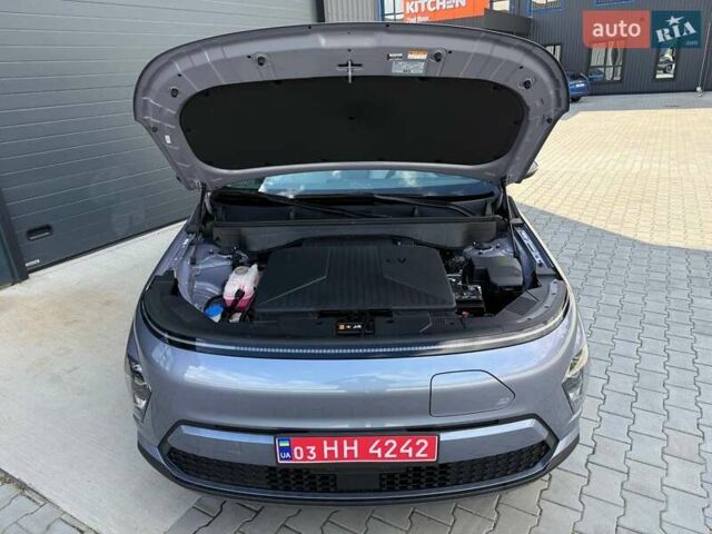 Серый Хендай Kona Electric, объемом двигателя 0 л и пробегом 4 тыс. км за 24999 $, фото 140 на Automoto.ua