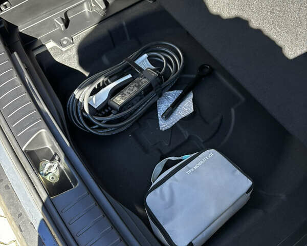 Серый Хендай Kona Electric, объемом двигателя 0 л и пробегом 28 тыс. км за 22900 $, фото 19 на Automoto.ua