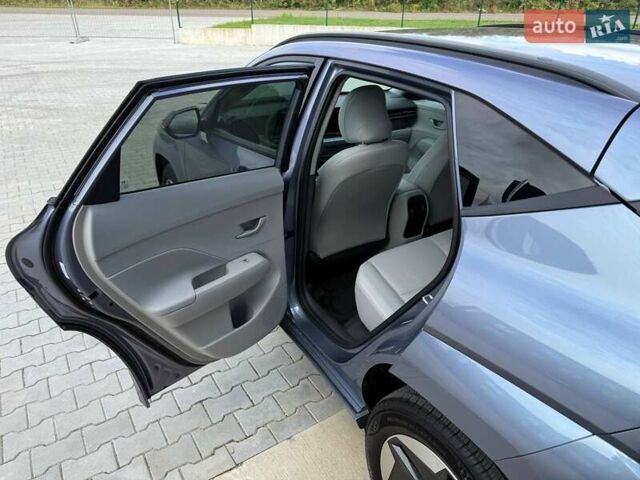 Серый Хендай Kona Electric, объемом двигателя 0 л и пробегом 4 тыс. км за 24999 $, фото 97 на Automoto.ua