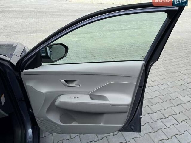 Серый Хендай Kona Electric, объемом двигателя 0 л и пробегом 4 тыс. км за 24999 $, фото 77 на Automoto.ua