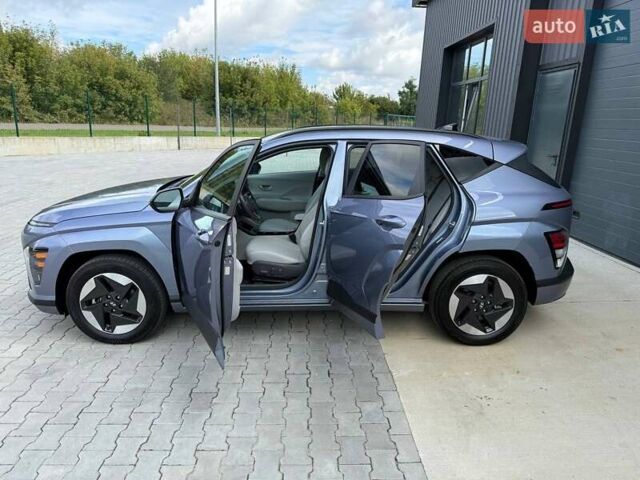 Серый Хендай Kona Electric, объемом двигателя 0 л и пробегом 4 тыс. км за 24999 $, фото 98 на Automoto.ua
