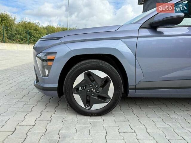 Серый Хендай Kona Electric, объемом двигателя 0 л и пробегом 4 тыс. км за 24999 $, фото 51 на Automoto.ua