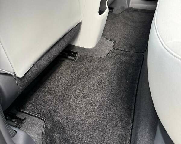 Серый Хендай Kona Electric, объемом двигателя 0 л и пробегом 4 тыс. км за 24999 $, фото 102 на Automoto.ua