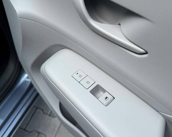 Серый Хендай Kona Electric, объемом двигателя 0 л и пробегом 4 тыс. км за 24999 $, фото 80 на Automoto.ua