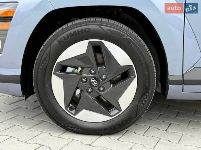 Серый Хендай Kona Electric, объемом двигателя 0 л и пробегом 4 тыс. км за 24999 $, фото 30 на Automoto.ua