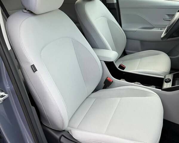 Серый Хендай Kona Electric, объемом двигателя 0 л и пробегом 4 тыс. км за 24999 $, фото 96 на Automoto.ua