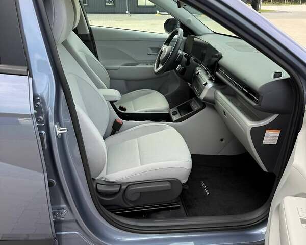 Серый Хендай Kona Electric, объемом двигателя 0 л и пробегом 4 тыс. км за 24999 $, фото 79 на Automoto.ua