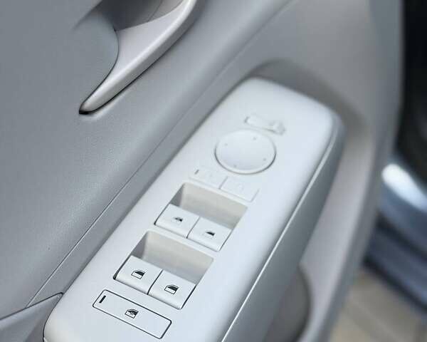 Серый Хендай Kona Electric, объемом двигателя 0 л и пробегом 4 тыс. км за 24999 $, фото 110 на Automoto.ua