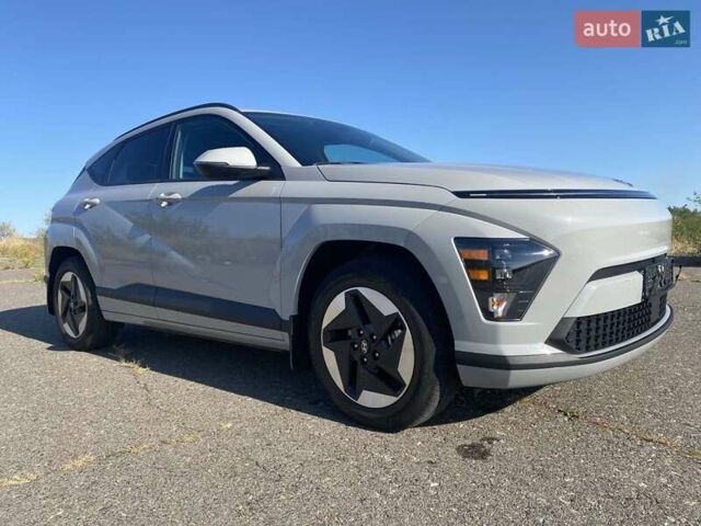 Сірий Хендай Kona Electric, об'ємом двигуна 0 л та пробігом 7 тис. км за 24499 $, фото 3 на Automoto.ua