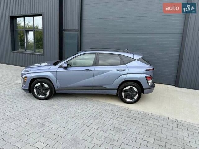 Серый Хендай Kona Electric, объемом двигателя 0 л и пробегом 4 тыс. км за 24999 $, фото 3 на Automoto.ua