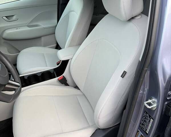 Серый Хендай Kona Electric, объемом двигателя 0 л и пробегом 4 тыс. км за 24999 $, фото 112 на Automoto.ua