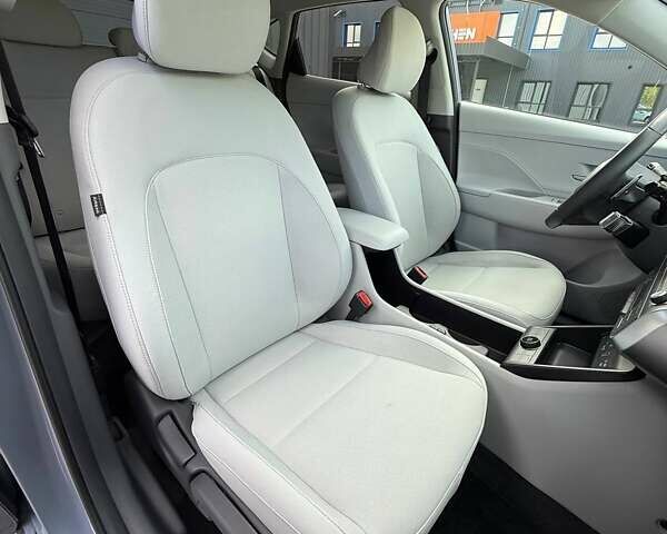 Серый Хендай Kona Electric, объемом двигателя 0 л и пробегом 4 тыс. км за 24999 $, фото 82 на Automoto.ua