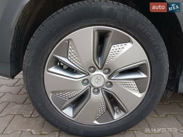 Синий Хендай Kona Electric, объемом двигателя 0 л и пробегом 35 тыс. км за 14850 $, фото 52 на Automoto.ua