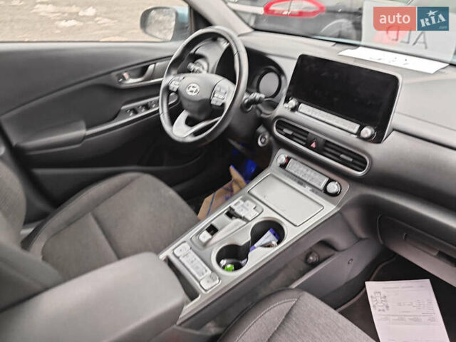 Синий Хендай Kona Electric, объемом двигателя 0 л и пробегом 38 тыс. км за 18800 $, фото 4 на Automoto.ua