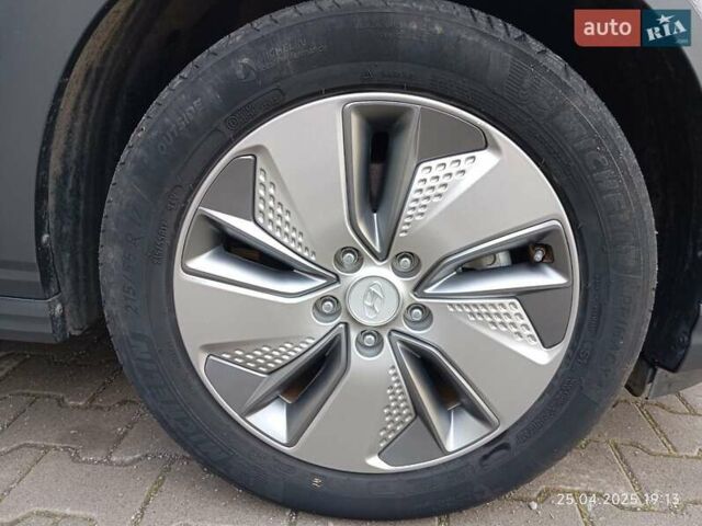 Синий Хендай Kona Electric, объемом двигателя 0 л и пробегом 35 тыс. км за 14850 $, фото 51 на Automoto.ua