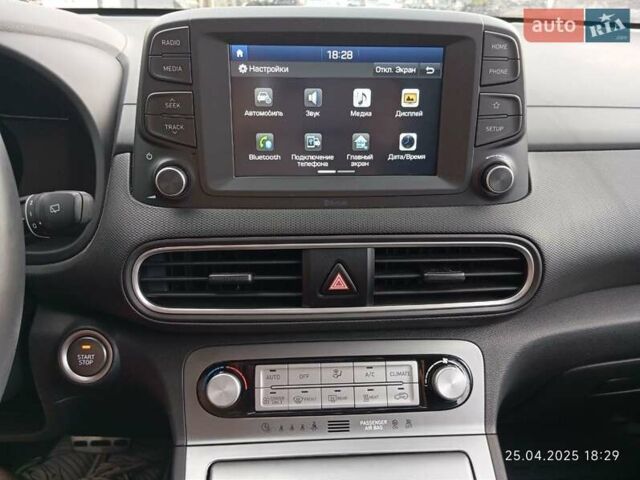 Синий Хендай Kona Electric, объемом двигателя 0 л и пробегом 35 тыс. км за 14850 $, фото 26 на Automoto.ua