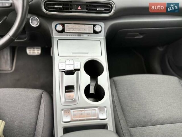 Синий Хендай Kona Electric, объемом двигателя 0 л и пробегом 49 тыс. км за 19950 $, фото 106 на Automoto.ua