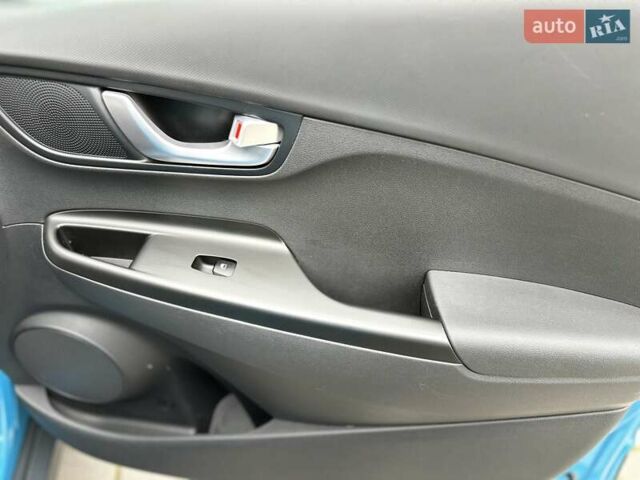 Синий Хендай Kona Electric, объемом двигателя 0 л и пробегом 49 тыс. км за 19950 $, фото 93 на Automoto.ua