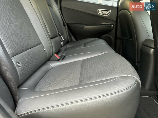 Синий Хендай Kona Electric, объемом двигателя 0 л и пробегом 65 тыс. км за 18500 $, фото 119 на Automoto.ua