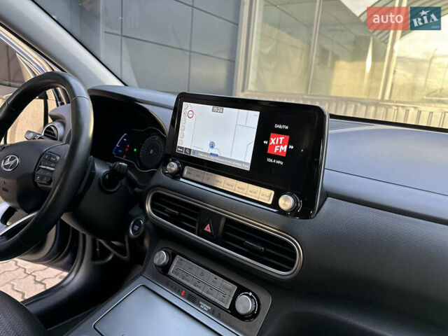 Синий Хендай Kona Electric, объемом двигателя 0 л и пробегом 65 тыс. км за 18500 $, фото 103 на Automoto.ua
