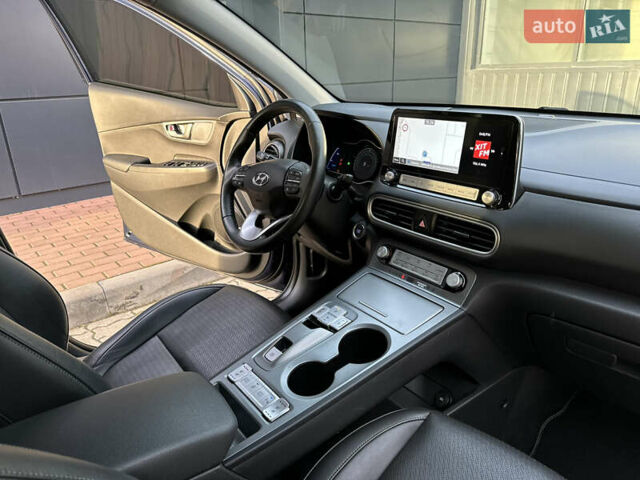 Синий Хендай Kona Electric, объемом двигателя 0 л и пробегом 65 тыс. км за 18500 $, фото 101 на Automoto.ua