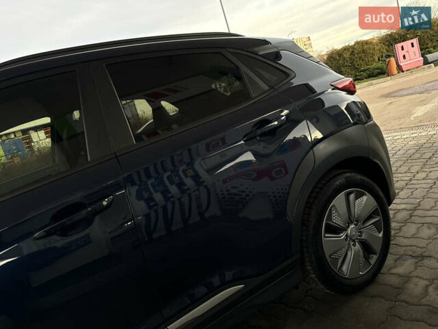Синий Хендай Kona Electric, объемом двигателя 0 л и пробегом 65 тыс. км за 18500 $, фото 41 на Automoto.ua