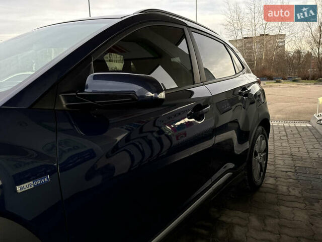 Синий Хендай Kona Electric, объемом двигателя 0 л и пробегом 65 тыс. км за 18500 $, фото 37 на Automoto.ua