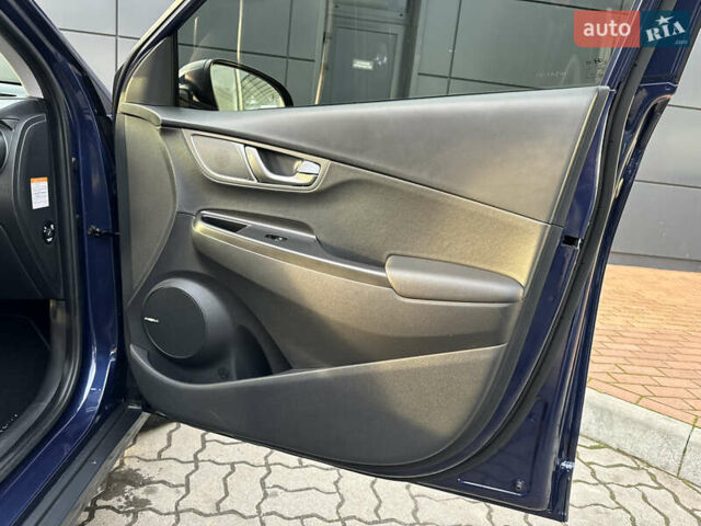 Синий Хендай Kona Electric, объемом двигателя 0 л и пробегом 65 тыс. км за 18500 $, фото 92 на Automoto.ua